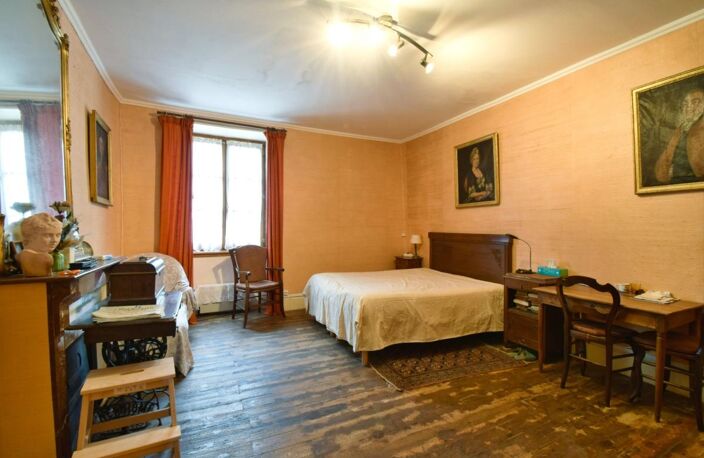 *** EXCLUSIVITE *** A RENOVER : GRANDE MAISON DE VILLE AVEC JARDIN ET GARAGE *** BILLOM 63160 *** — photo 4