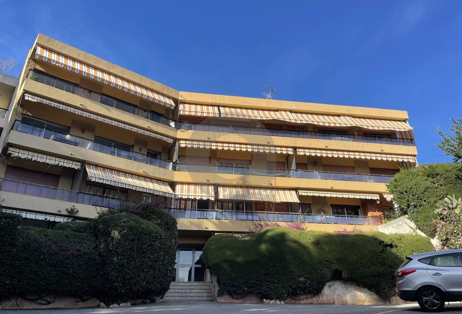 A LOUER BEAU STUDIO MEUBLE AVEC JARDIN - MENTON GARAVAN — photo 1