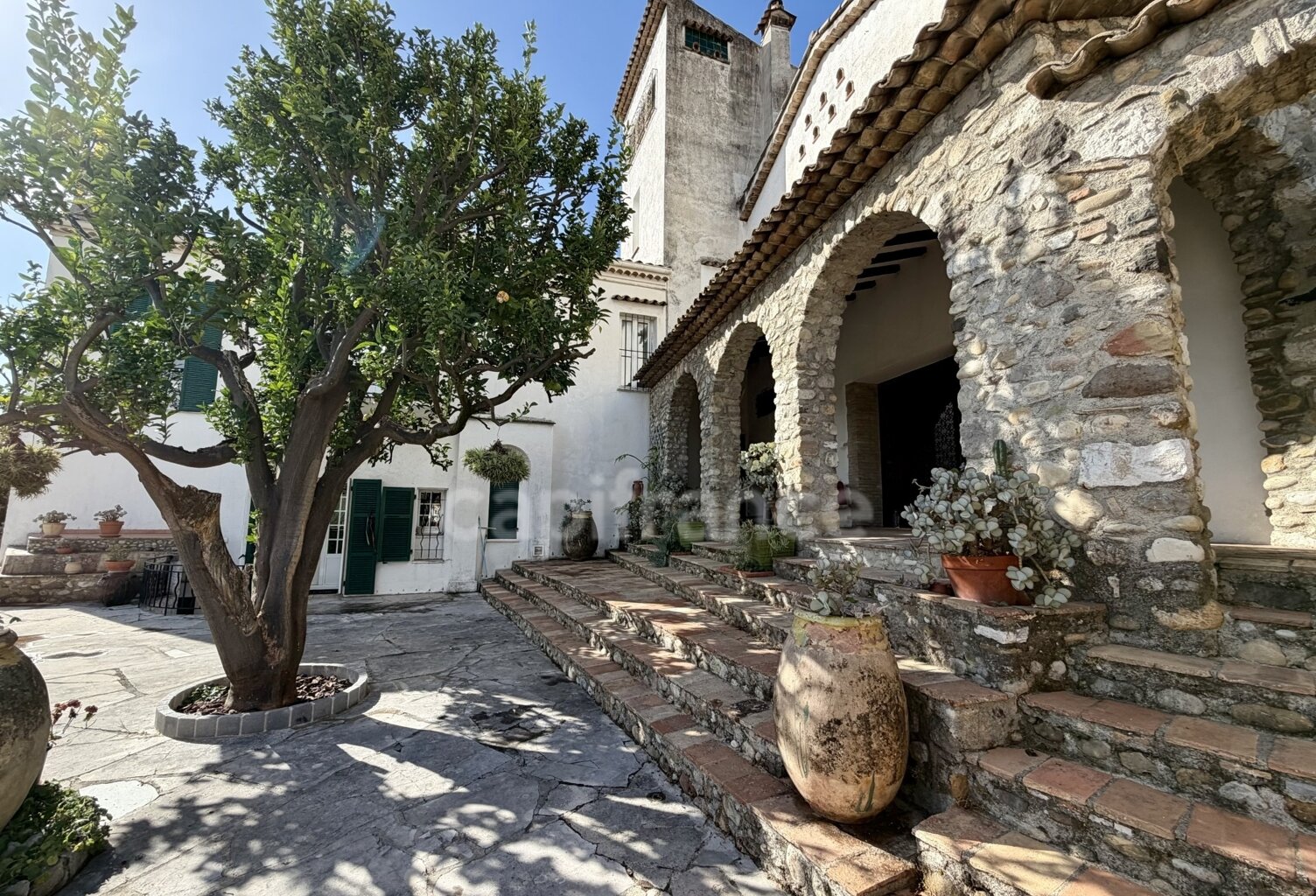 CAGNES SUR MER (06), maison 7 pièces avec patio, terrasses, jardin en centre ville — photo 1