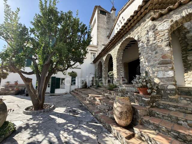 CAGNES SUR MER (06), maison 7 pièces avec patio, terrasses, jardin en centre ville — photo du bien