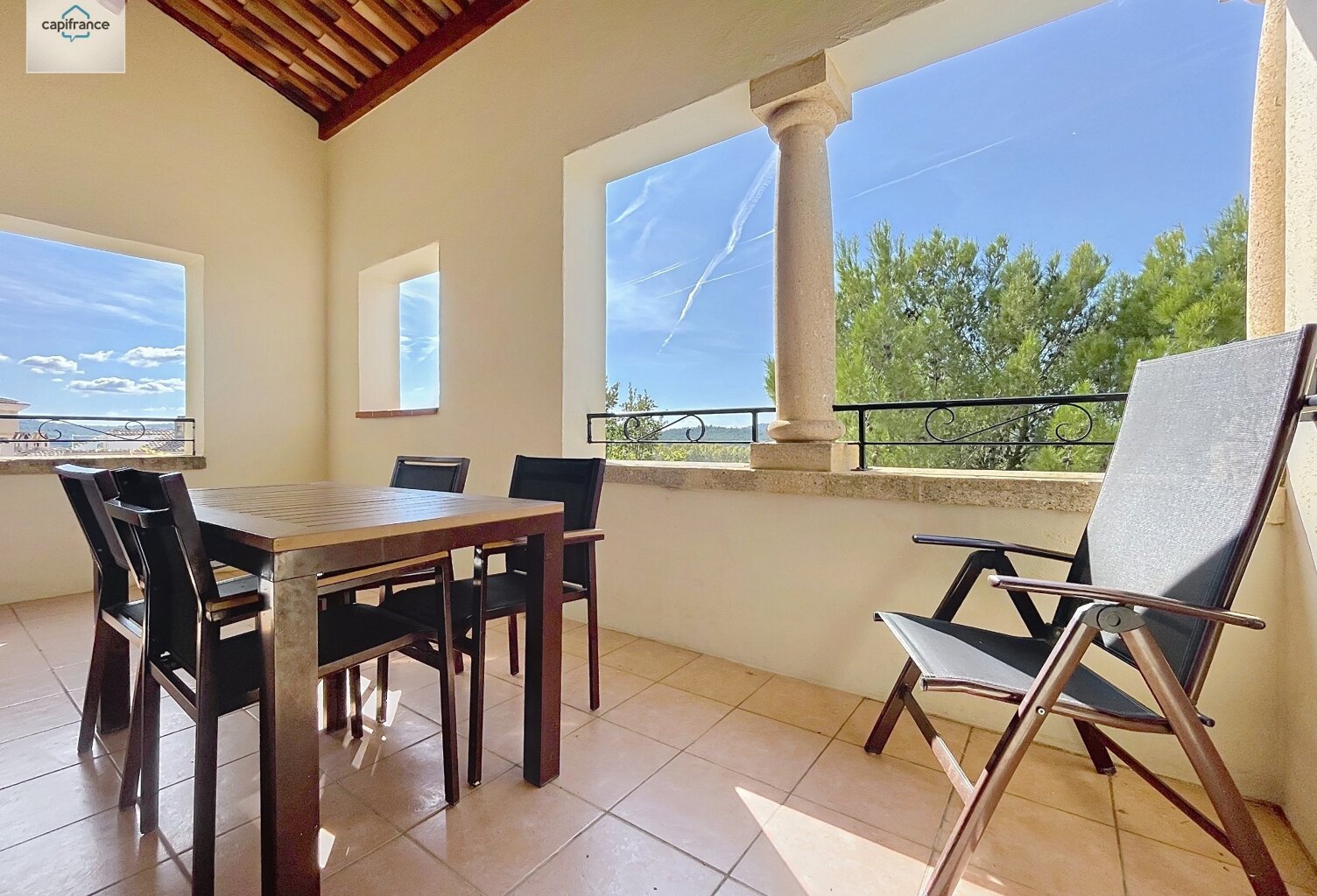 Domaine de Pont royal, spacieux et lumineux appartement de 41 m2,belle vue, localisé en angle, une chambre,  grande loggia terrasse, place de parking  sous la résidence — photo 1