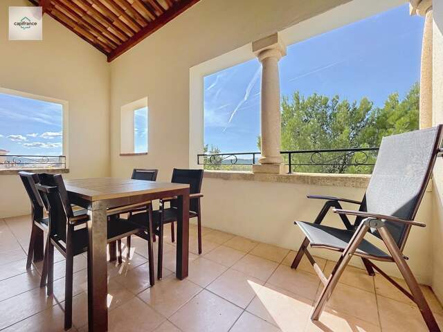 Domaine de Pont royal, spacieux et lumineux appartement de 41 m2,belle vue, localisé en angle, une chambre,  grande loggia terrasse, place de parking  sous la résidence — photo du bien