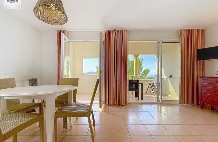 Domaine de Pont royal, spacieux et lumineux appartement de 41 m2,belle vue, localisé en angle, une chambre,  grande loggia terrasse, place de parking  sous la résidence — photo 4