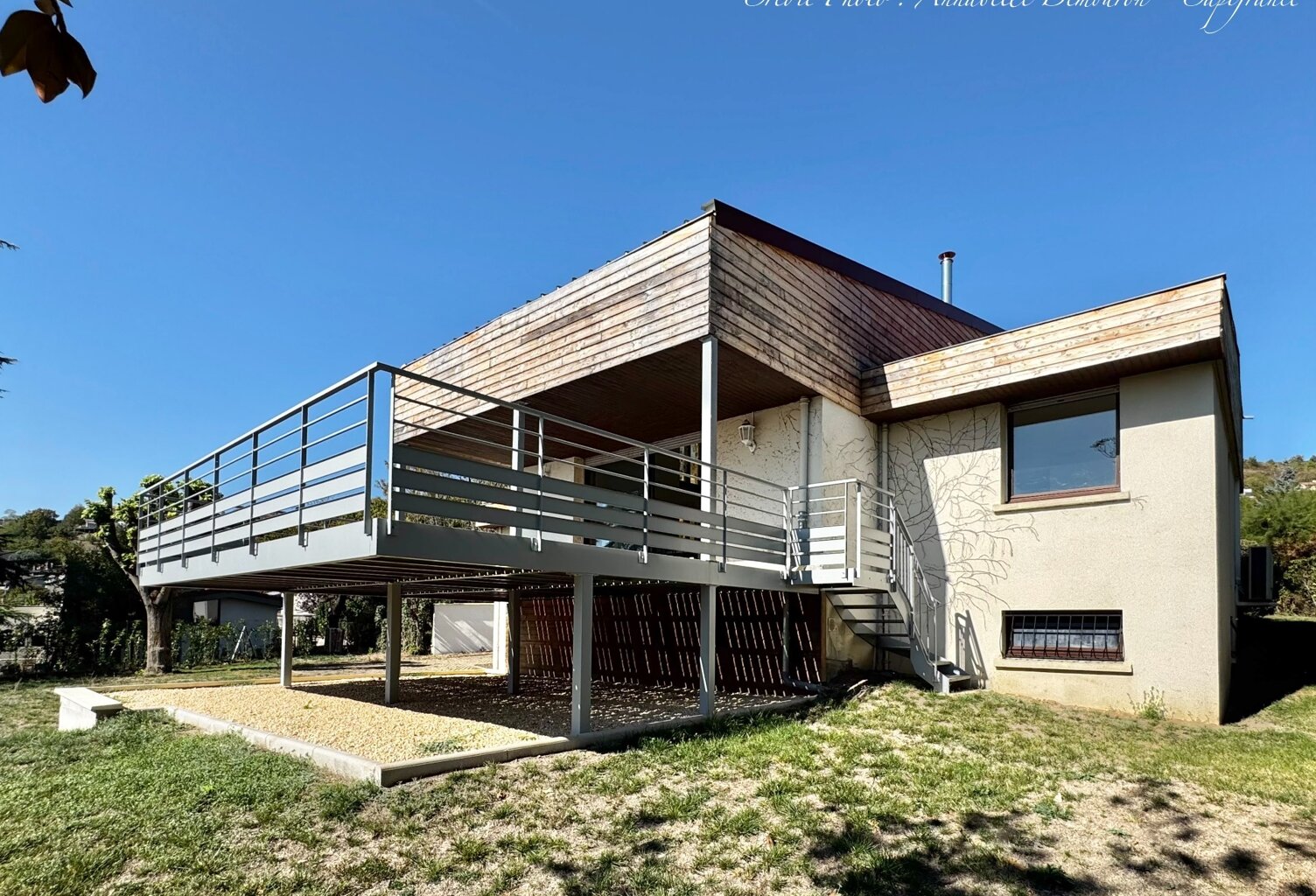 CLERMONT-FERRAND - Les Côtes – Maison d’architecte P8 d’environ 300 m² avec dépendance – Terrain de 1894 m² – Piscine — photo 1