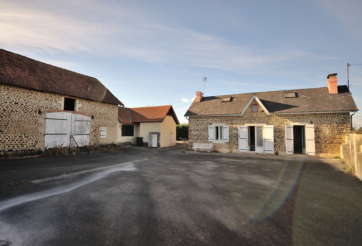 Corps de ferme de 1904 – Maison 112 m² partiellement rénovée + granges 200 m² sur 3 100 m² — photo 1