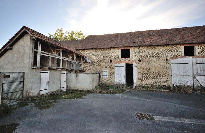 Corps de ferme de 1904 – Maison 112 m² partiellement rénovée + granges 200 m² sur 3 100 m² — photo 2