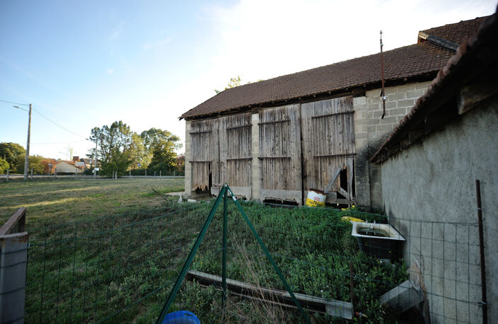 Corps de ferme de 1904 – Maison 112 m² partiellement rénovée + granges 200 m² sur 3 100 m² — photo 3