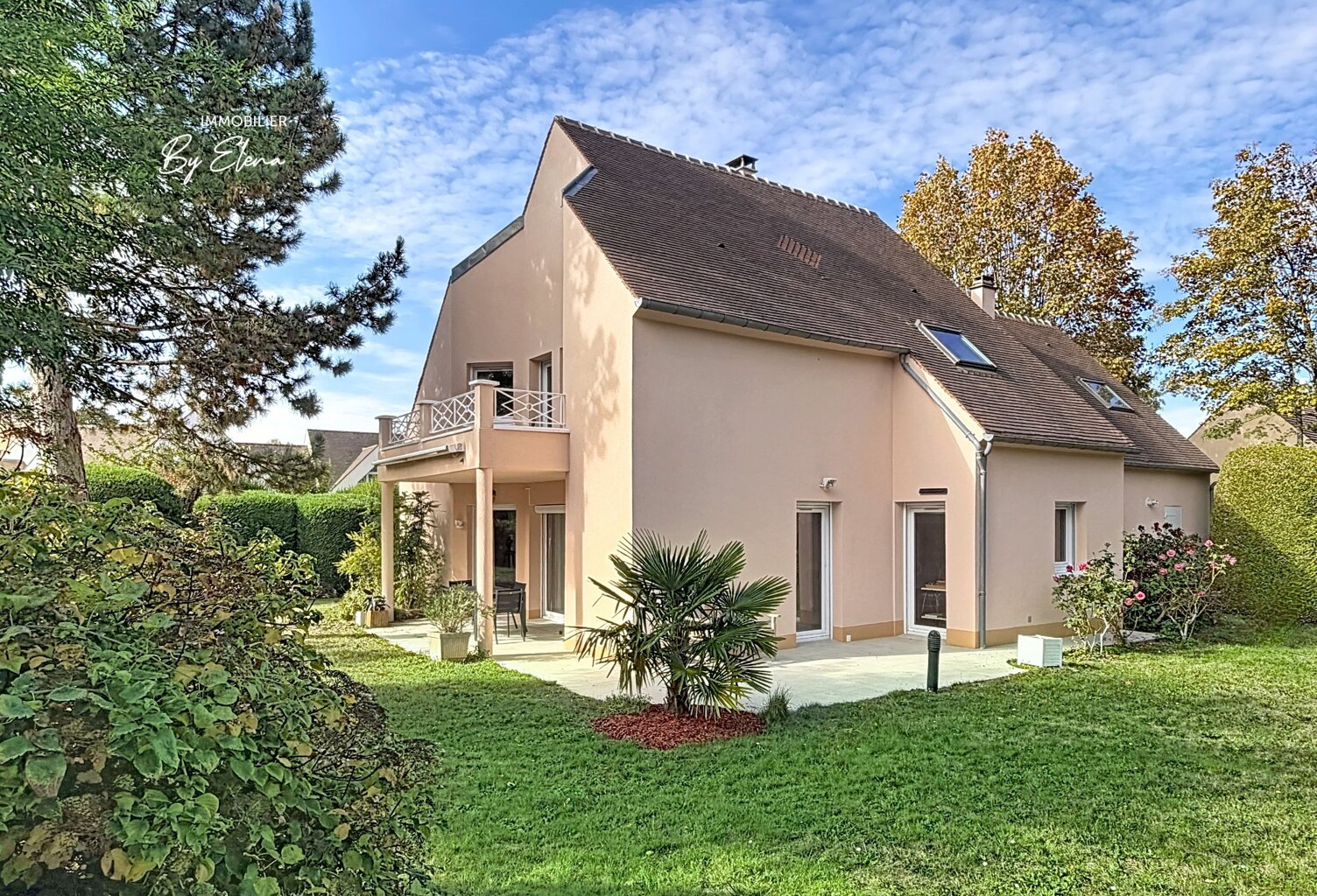 GUERMANTES – Villa d’architecte (249 m² utiles) dans le quartier du Golf de Bussy-Guermantes, beaux volumes et grand jardin — photo 1