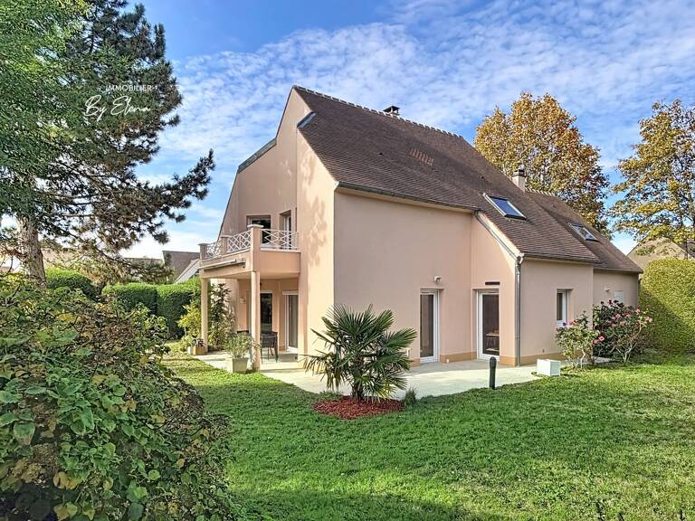 GUERMANTES – Villa d’architecte (249 m² utiles) dans le quartier du Golf de Bussy-Guermantes, beaux volumes et grand jardin — photo 1
