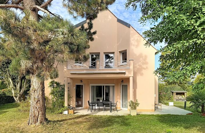 GUERMANTES – Villa d’architecte (249 m² utiles) dans le quartier du Golf de Bussy-Guermantes, beaux volumes et grand jardin — photo 5