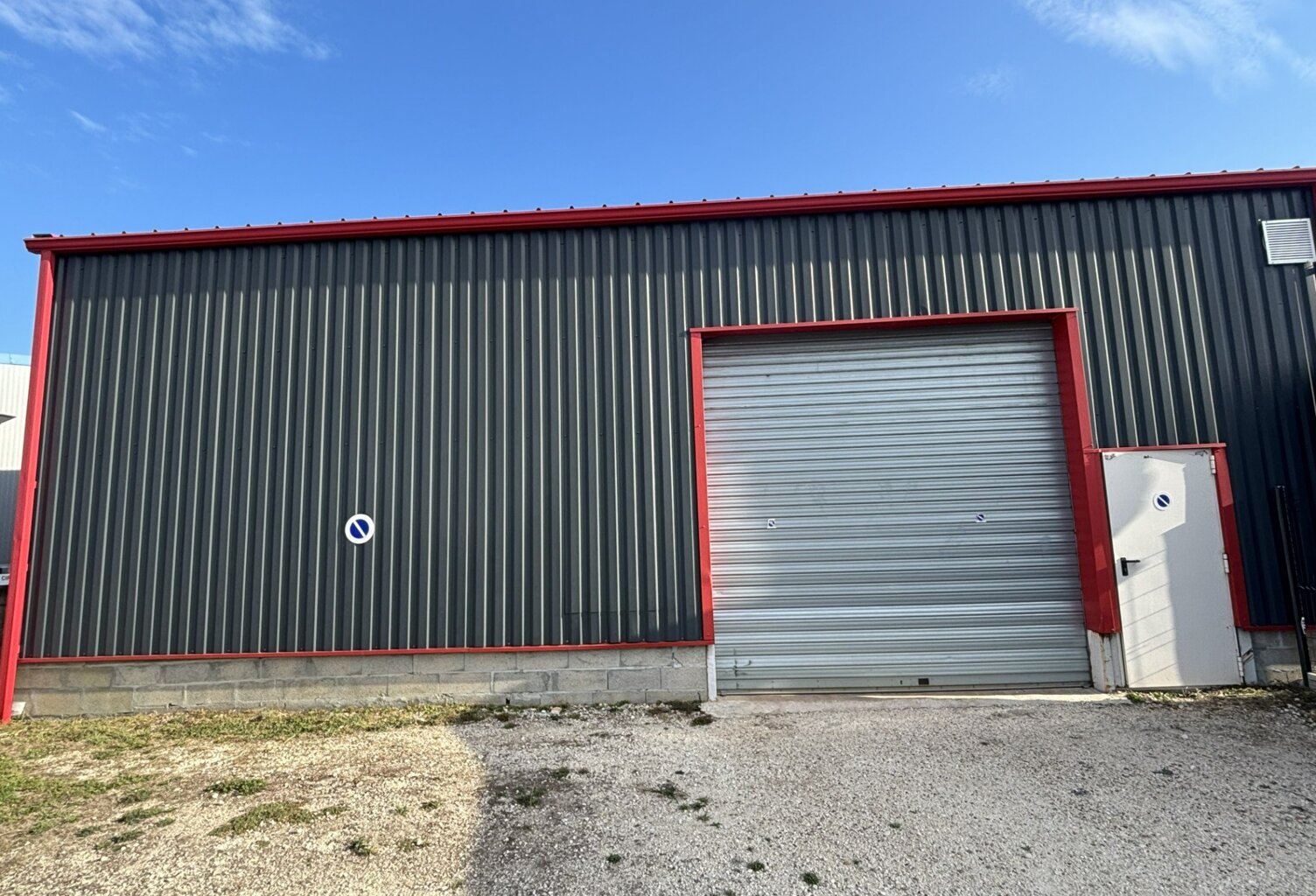 À LOUER – LOCAL D’ACTIVITÉ DE 210 M² AVEC BUREAU À PEUJARD — photo 1