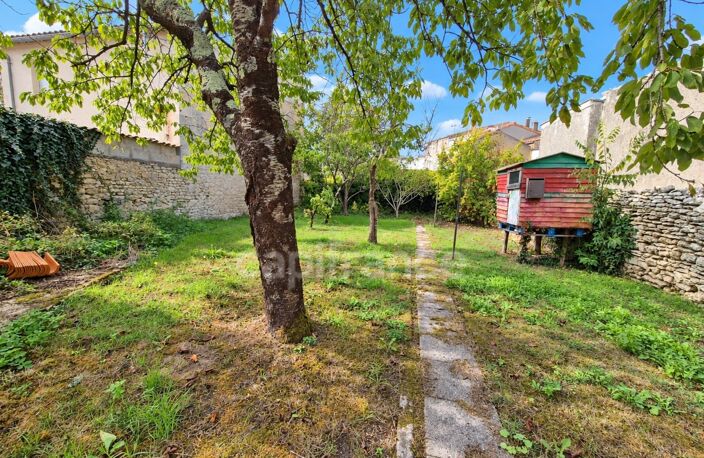 SAUJON – IMMEUBLE DE CARACTÈRE AVEC 3 LOTS DONT 1 APPARTEMENT ET 2 LOCAUX COMMERCIAUX — photo 3