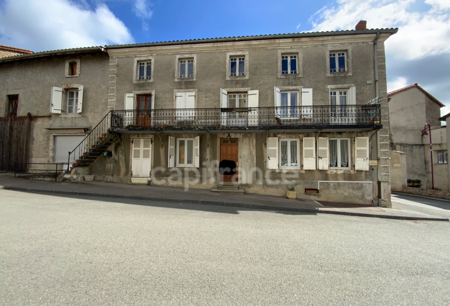 Proche de MOIRETABLE (42).  GRANDE MAISON de village de 217 m2 avec 9 CHAMBRES, BALCON et GARAGE et REMISE  de 180 M2 — photo 1