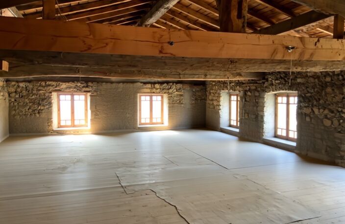 Proche de MOIRETABLE (42).  GRANDE MAISON de village de 217 m2 avec 9 CHAMBRES, BALCON et GARAGE et REMISE  de 180 M2 — photo 3