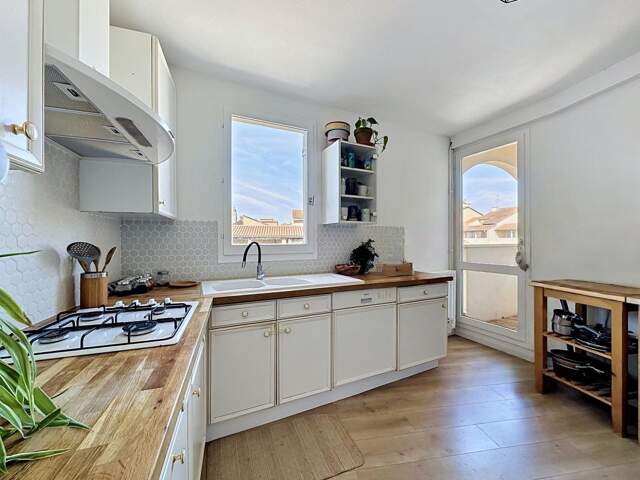 Appartement 98 m² dernier étage avec ascenseur garage balcon et cave — photo du bien