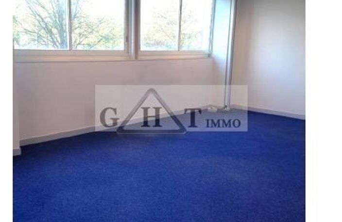 Immeuble de bureaux à vendre — BUC — photo 2