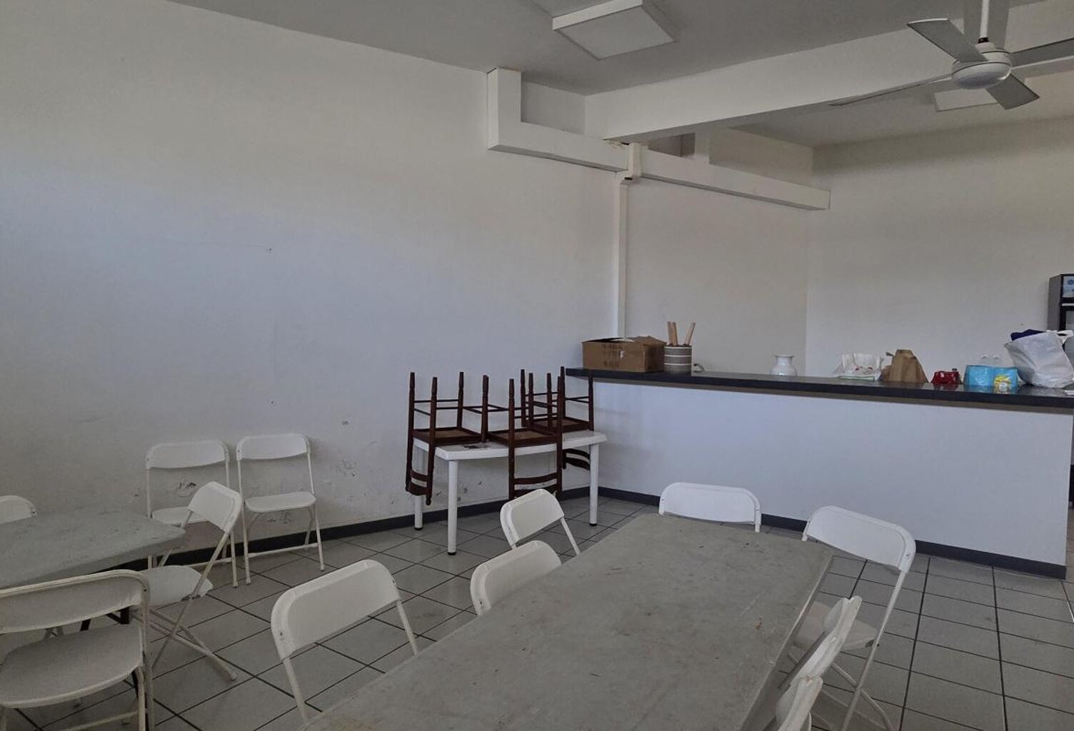 A LOUER LOCAL COMMERCIAL DE 130M² ST LOUIS — photo 1