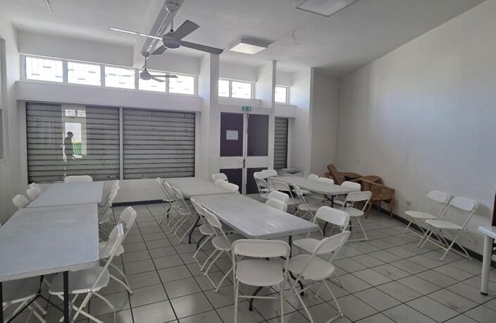 A LOUER LOCAL COMMERCIAL DE 130M² ST LOUIS — photo 2