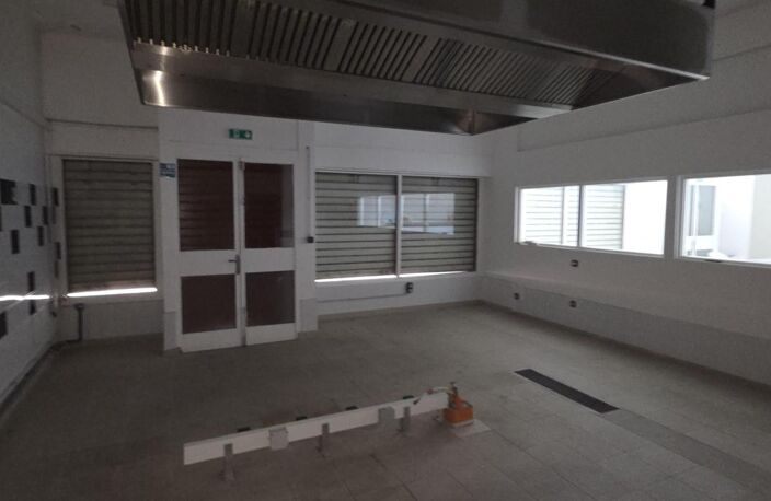A LOUER LOCAL COMMERCIAL DE 130M² ST LOUIS — photo 3