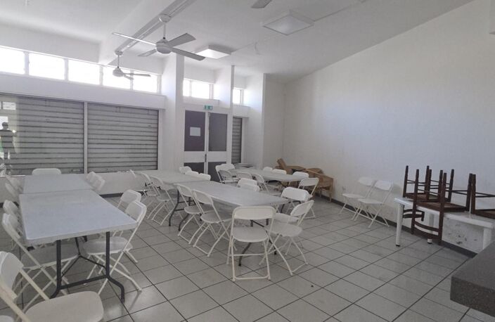 A LOUER LOCAL COMMERCIAL DE 130M² ST LOUIS — photo 4
