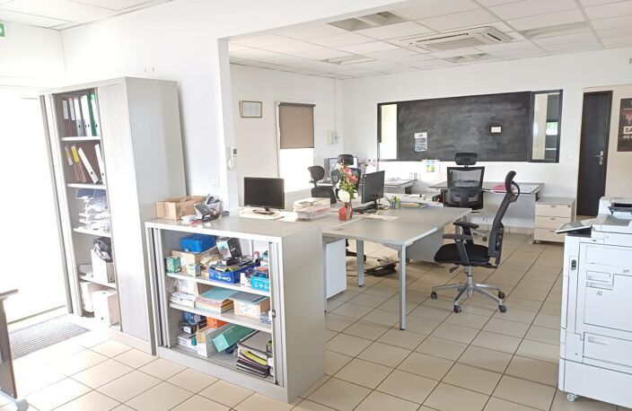 Bureaux 113.32 m² et 7 parkings — photo 2