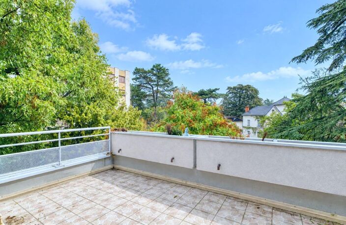 APPARTEMENT EXCELLENT ETAT CENTRE VILLAGE CHAMPAGNE AU MONT D'OR — photo 2
