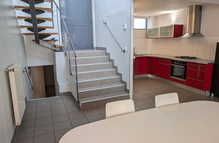 LOFT (T4) de 106m² avec jardin à deux pas de la Place Charles Hernu et du métro A — photo 3
