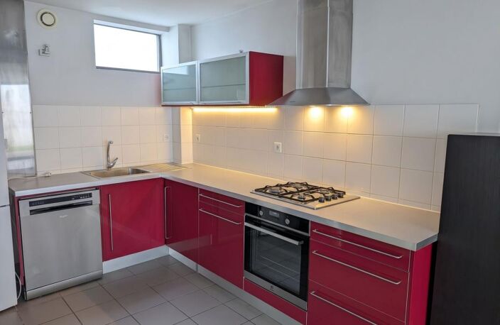 LOFT (T4) de 106m² avec jardin à deux pas de la Place Charles Hernu et du métro A — photo 4