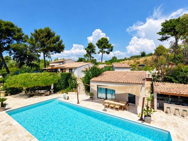 A VENDRE LE BEAUSSET 83330 VILLA 6 PIECES 4 CHAMBRES JARDIN PAYSAGER PISCINE POOL HOUSE VUE DEGAGEE ! — photo du bien