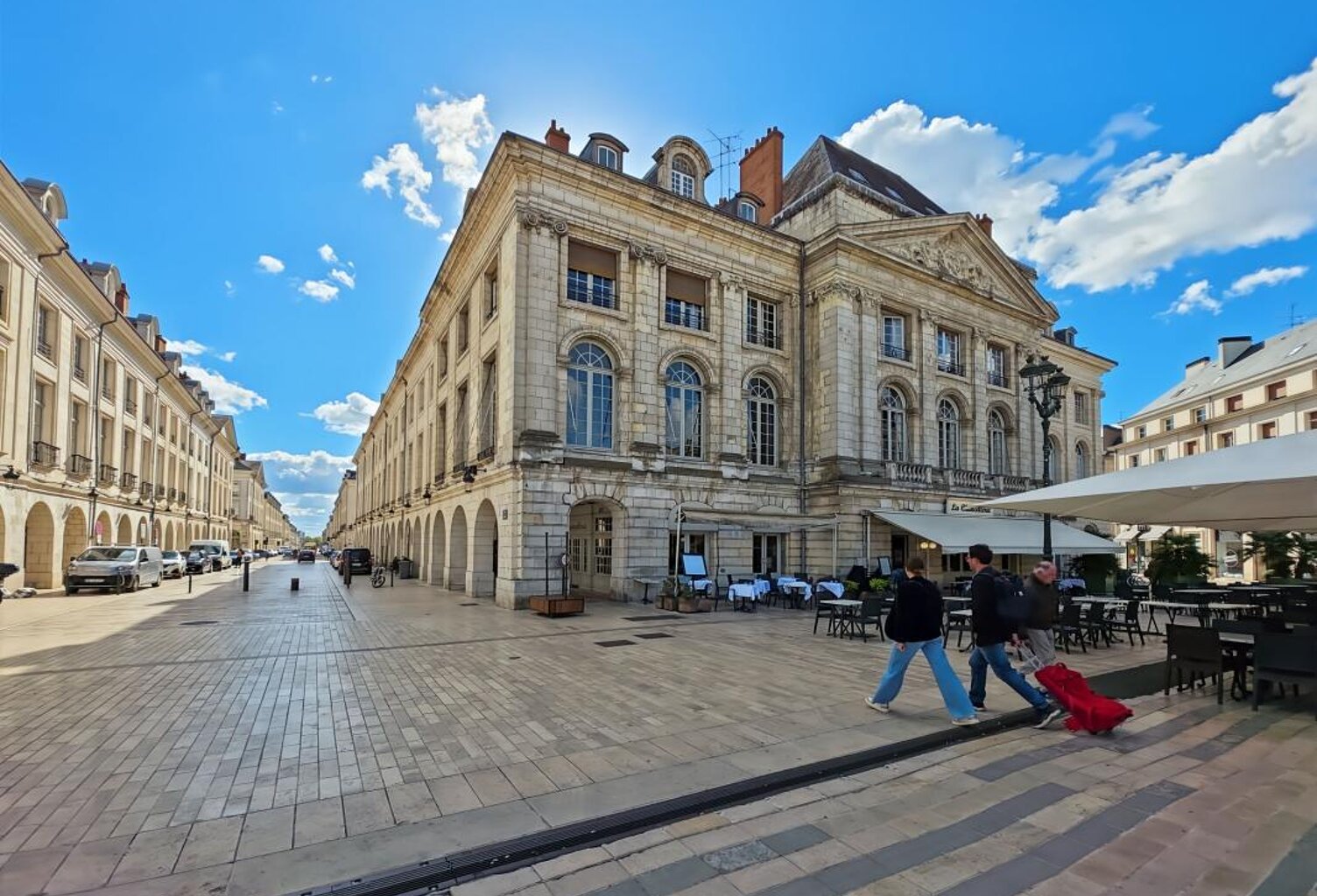 👑 L'élégance du centre-ville : vaste 102 m² avec balcon, Rue Royale 🌿 — photo 1