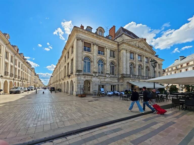 👑 L'élégance du centre-ville : vaste 102 m² avec balcon, Rue Royale 🌿 — photo 1