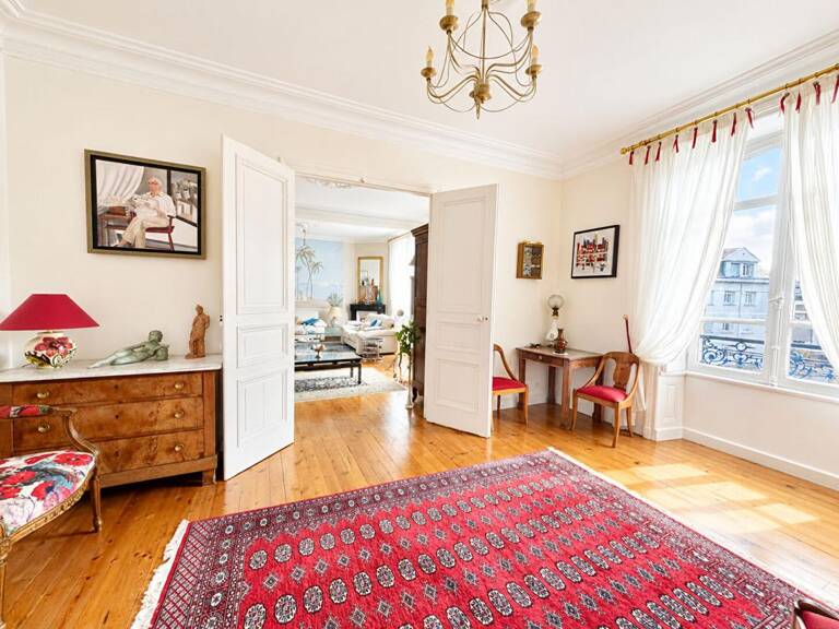 Grand Appartement bourgeois 5 chambres, parking sécurisé et garage fermé — photo 1