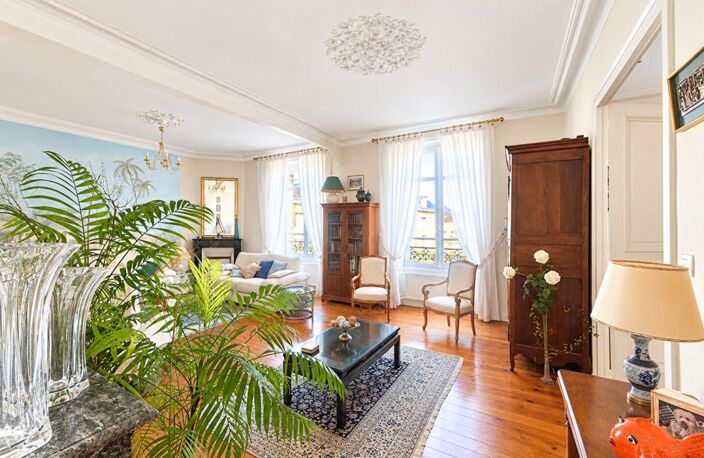 Grand Appartement bourgeois 5 chambres, parking sécurisé et garage fermé — photo 2