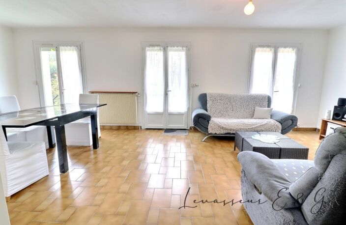 LA DRENNE - PAVILLON DE PLAIN-PIED AVEC SOUS-SOL TOTAL, TERRASSE DE 70 M² ET TERRAIN DE 1 144 M² — photo 3