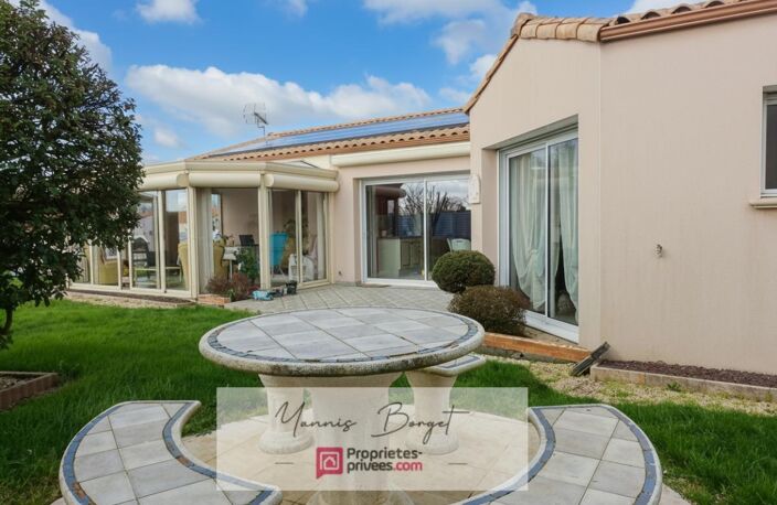 Maison plain-pied - 155 m² - Jardin - Garages et dépendances — photo 2