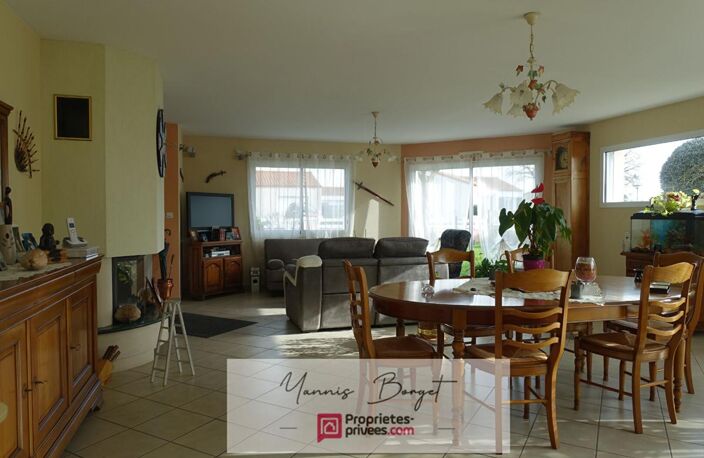 Maison plain-pied - 155 m² - Jardin - Garages et dépendances — photo 5