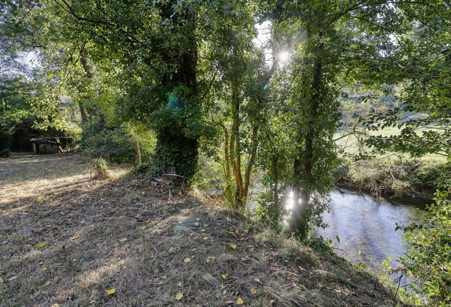 Maison 3 chambres avec grande terrasse et terrain de 2 300 m² bordé par une rivière — photo 1