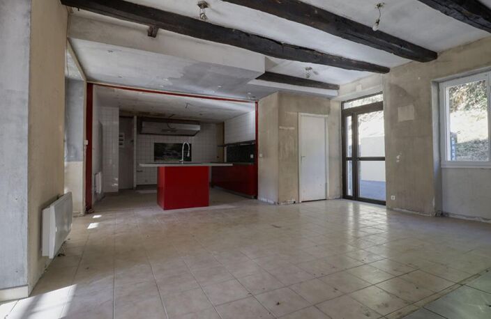 Maison 3 chambres avec grande terrasse et terrain de 2 300 m² bordé par une rivière — photo 2