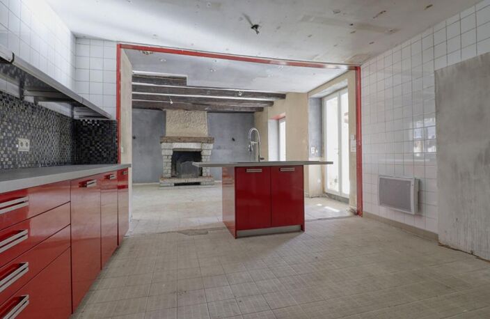 Maison 3 chambres avec grande terrasse et terrain de 2 300 m² bordé par une rivière — photo 3