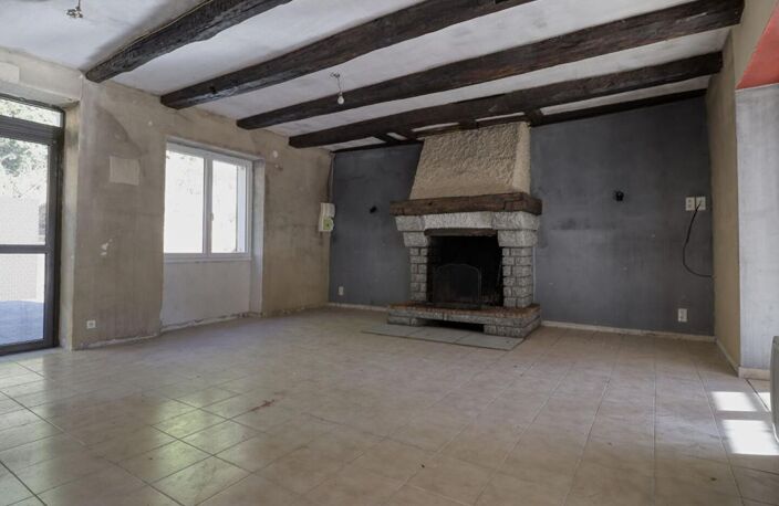 Maison 3 chambres avec grande terrasse et terrain de 2 300 m² bordé par une rivière — photo 4