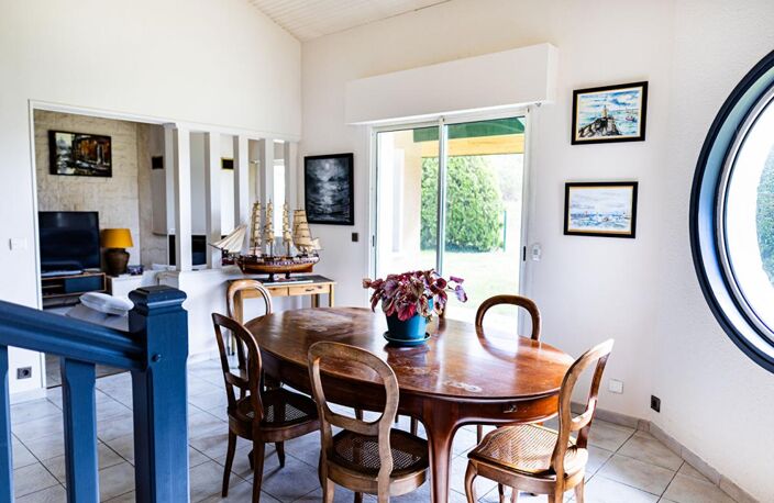 Maison Contemporaine, belle piscine, grande terrasse et double garage — photo 3