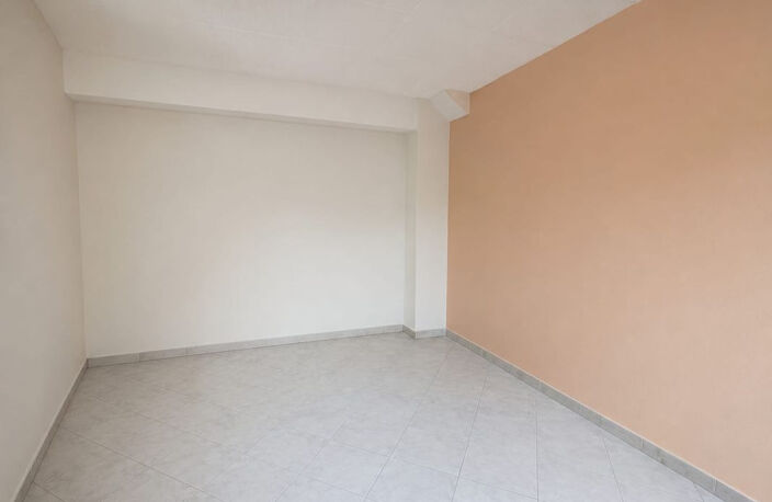 Appartement 85 m² à rénover - Quartier d'Anthéor  - Cave de 63 m² de plain-pied — photo 4