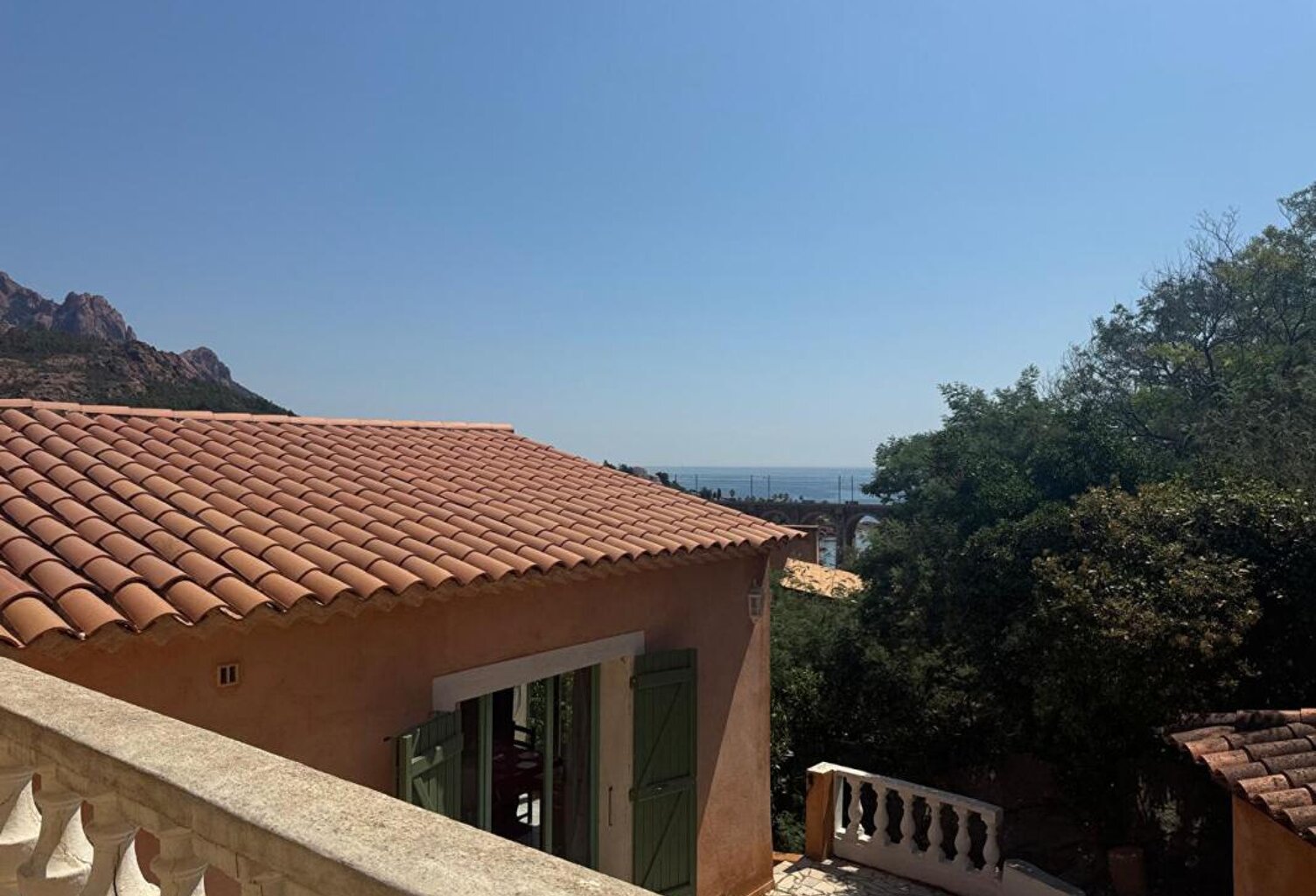 Appartement 81 m² à rénover - Vue dégagée sur l'Esterel et aperçu mer - À 200 mètres de la plage - Petite copropriété, piscine collective — photo 1