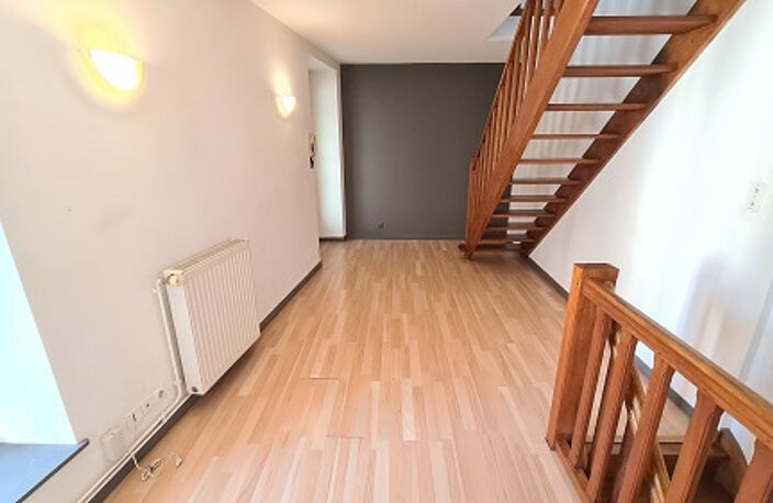 APPARTEMENT F2 ATYPIQUE EN TRIPLEX — photo 3