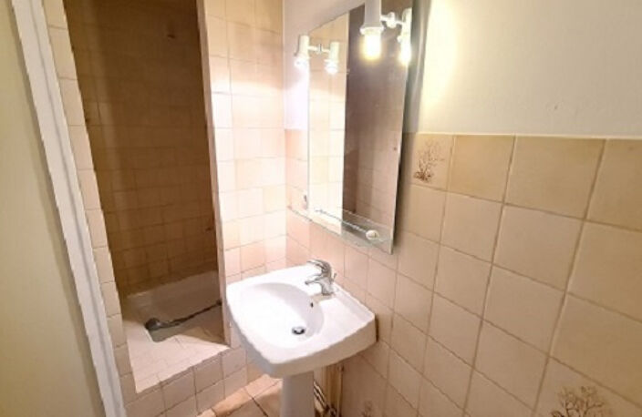 APPARTEMENT F2 ATYPIQUE EN TRIPLEX — photo 4