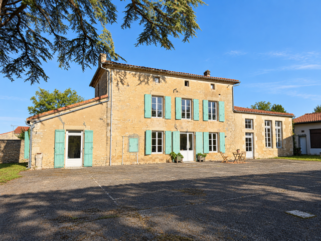 Tusson village de caractère : maison de 161 m2 avec plusieur — photo du bien