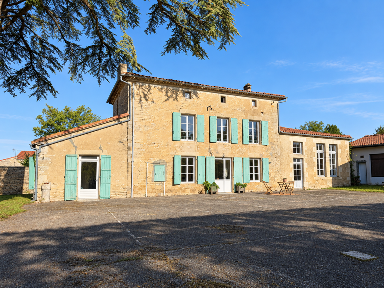 Tusson village de caractère : maison de 161 m2 avec plusieur — photo 1