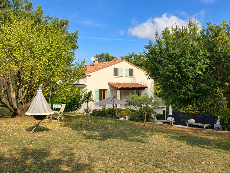 Le charme provençal, une piscine et un écrin de verdure — photo 1