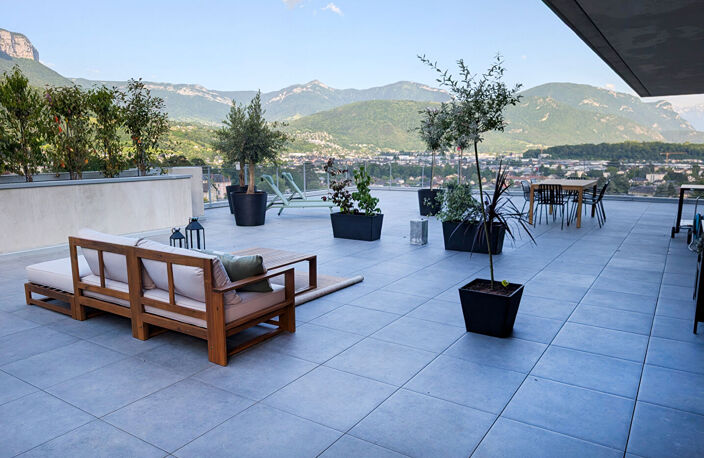 BASSENS - T3 DERNIER ETAGE AVEC TERRASSE PANORAMIQUE — photo 2
