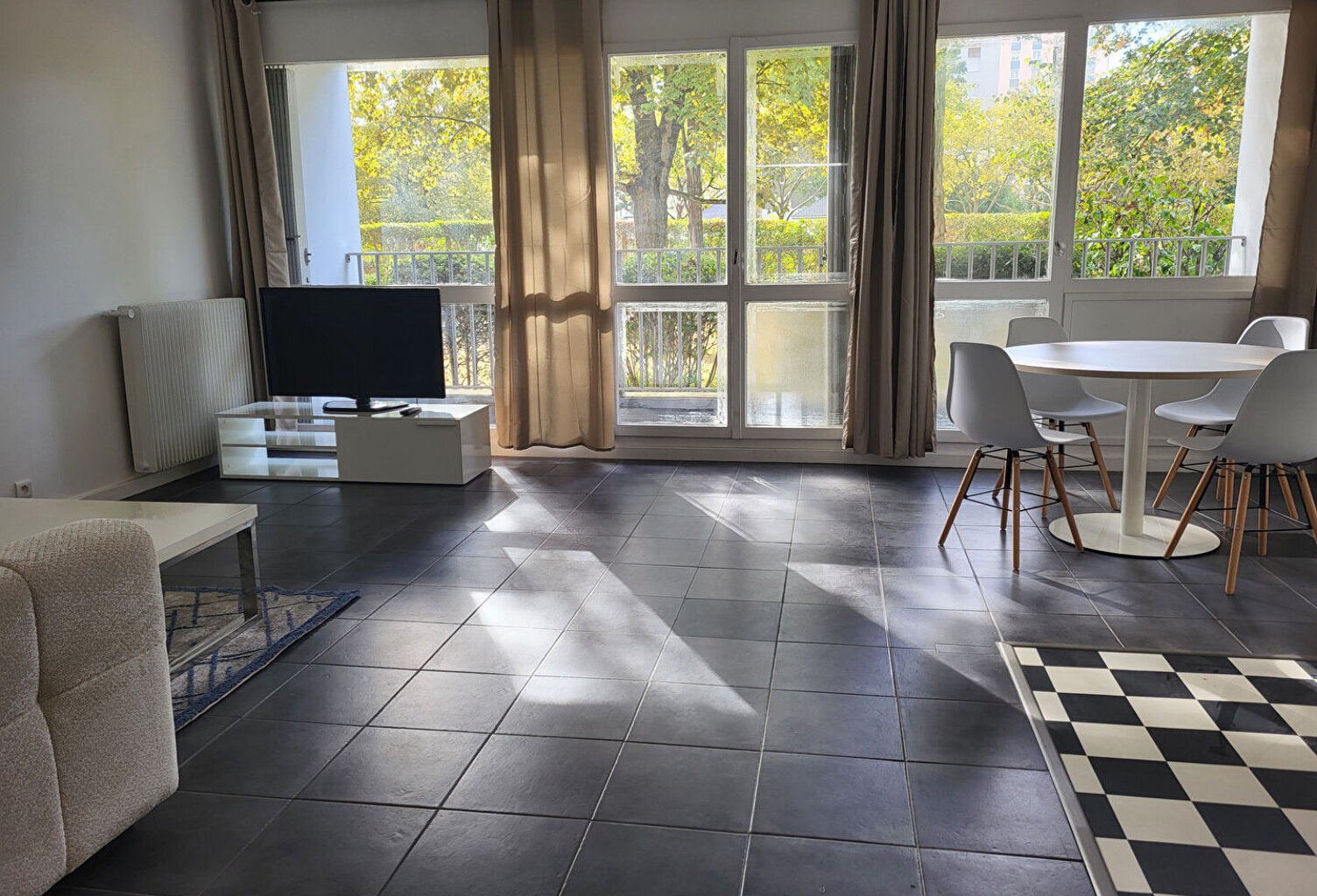 chevilly Larue location meublée  sur parc arborée , 37 m2  loyer 990 euros — photo 1